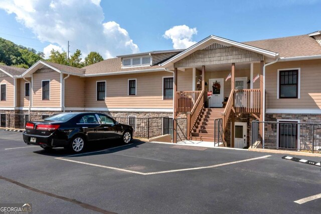 view of front of property featuring covered porch