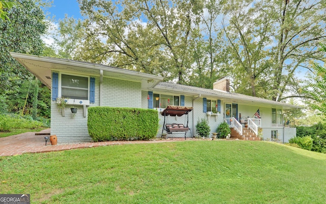 ranch-style house featuring a front yard