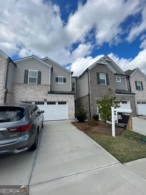 view of front facade featuring a garage