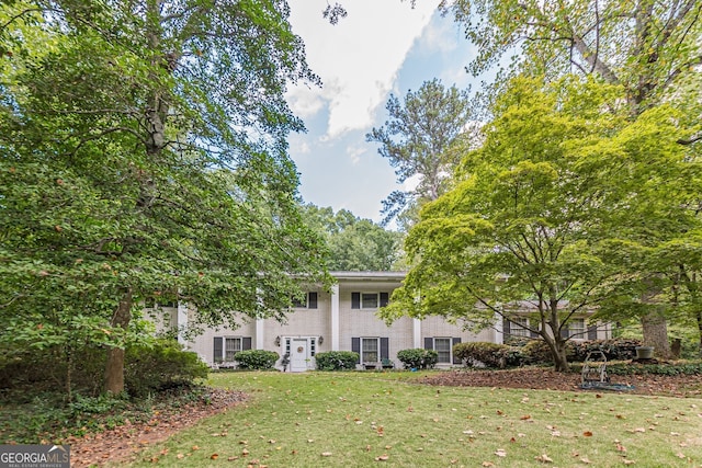 view of front of house with a front lawn