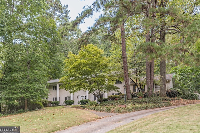 view of front of home featuring a front lawn