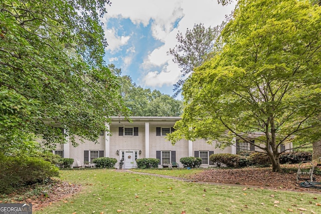 view of front of home with a front lawn