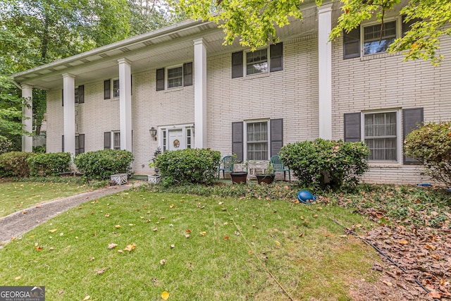 view of front of house featuring a front lawn