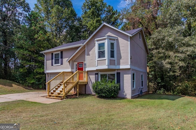 split foyer home featuring a front yard