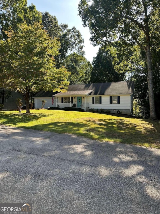 view of front of property with a front yard