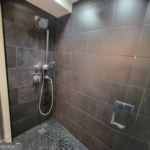 bathroom featuring tiled shower