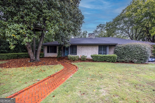 single story home featuring a front lawn