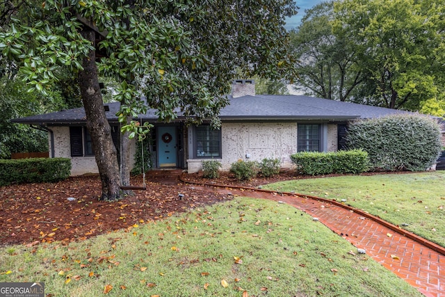 ranch-style home featuring a front lawn