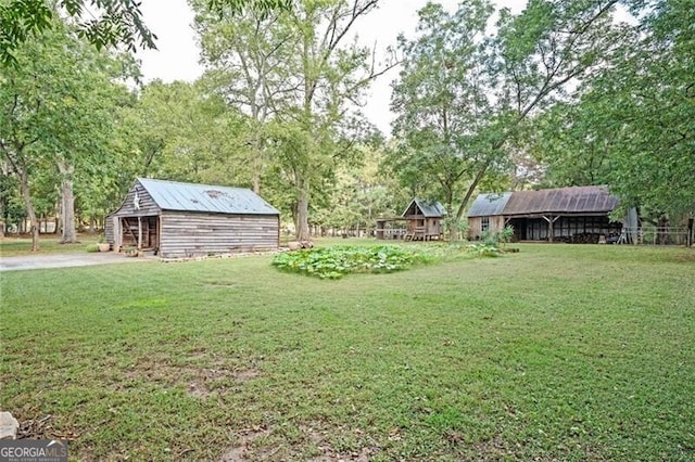 view of yard featuring an outbuilding