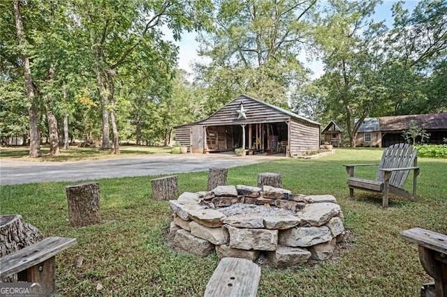 view of yard featuring an outbuilding