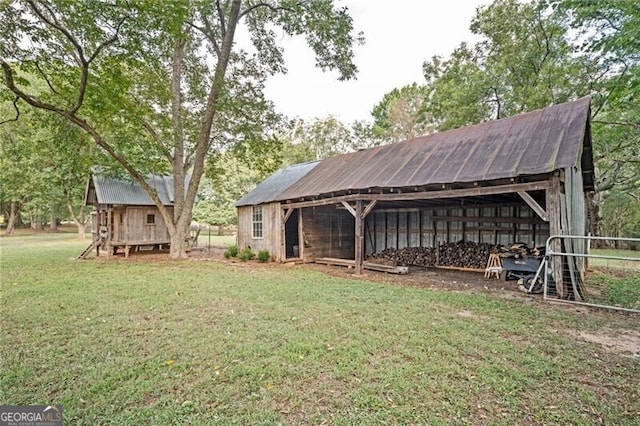 view of yard featuring an outbuilding