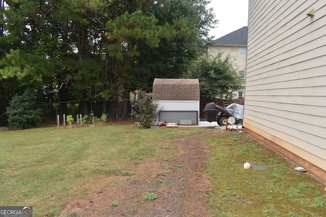 view of yard with a storage unit