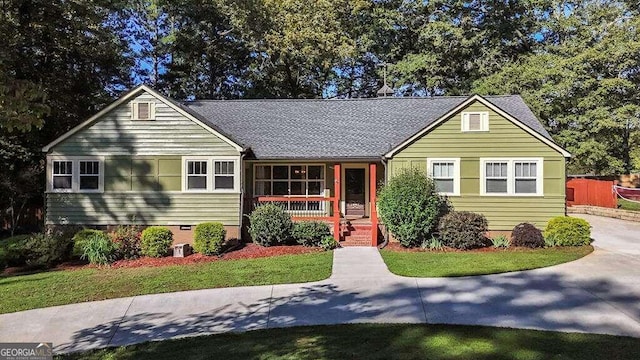 view of front of house featuring a front lawn and covered porch