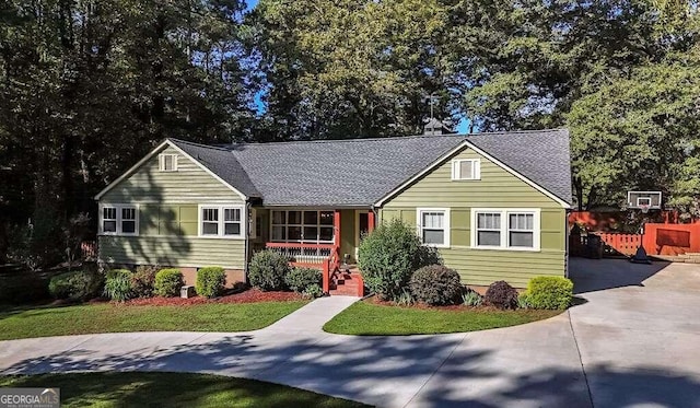 ranch-style house featuring covered porch