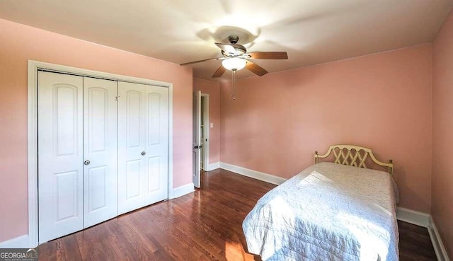 bedroom featuring dark wood-type flooring, ceiling fan, and a closet