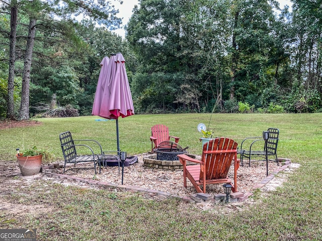 view of yard featuring an outdoor fire pit