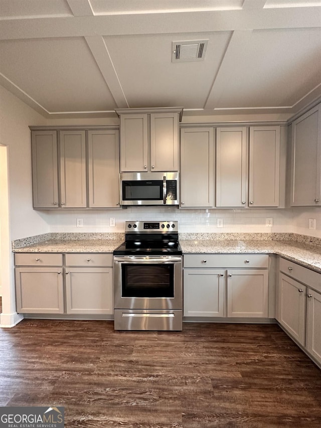 kitchen with dark wood-type flooring, appliances with stainless steel finishes, and gray cabinets