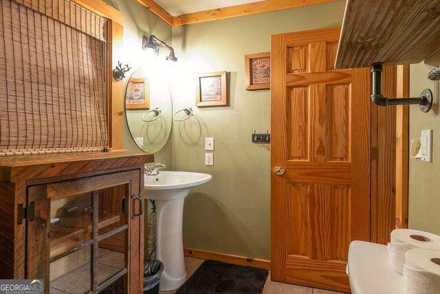 bedroom featuring ceiling fan, a closet, and ornamental molding