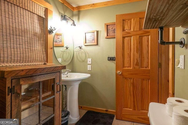 bathroom featuring a sink and baseboards