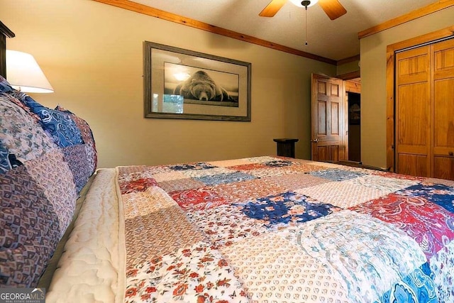 bedroom featuring a closet, ornamental molding, and a ceiling fan