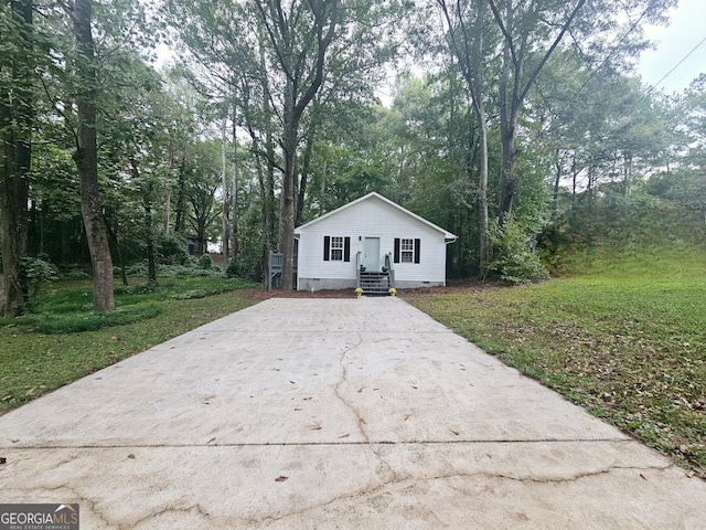 view of front of property with a front lawn