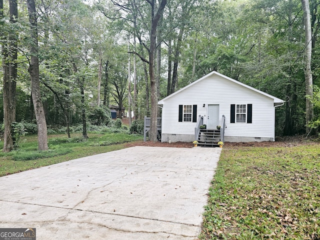 view of front of house featuring a front lawn