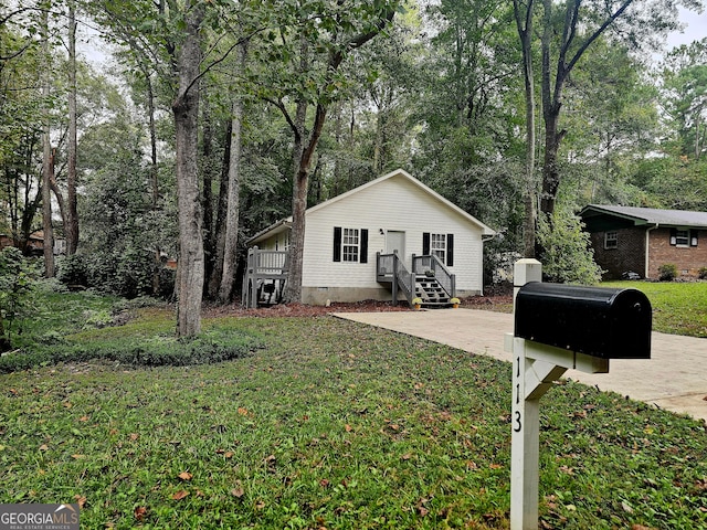 view of front of house featuring a front yard