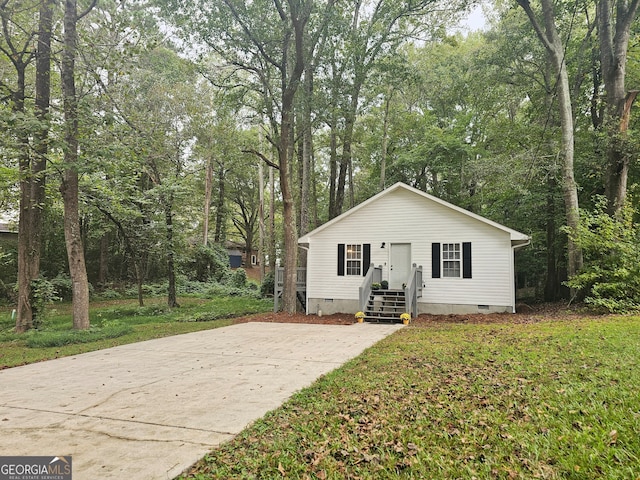 view of front facade featuring a front yard