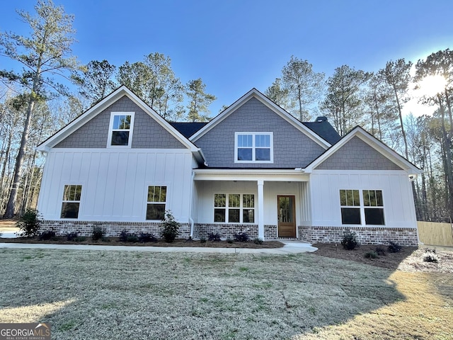 view of front facade featuring a front yard