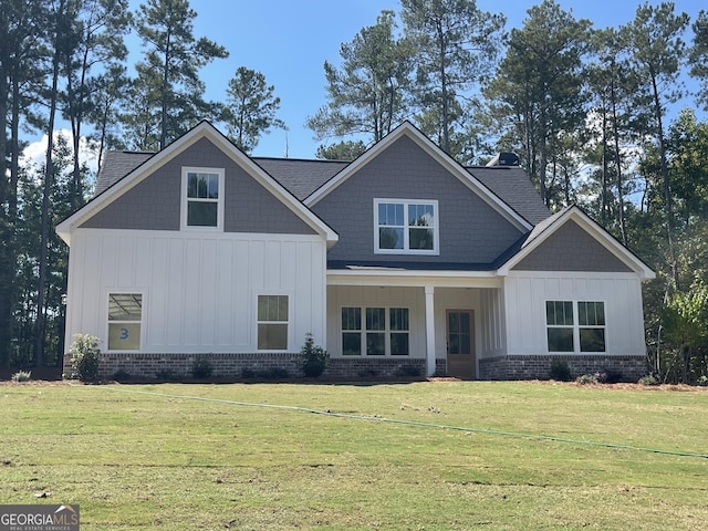 view of front facade featuring a front yard