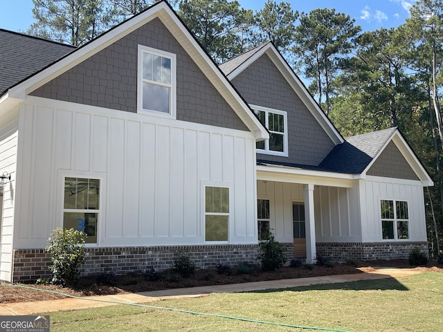 view of front facade with a front lawn