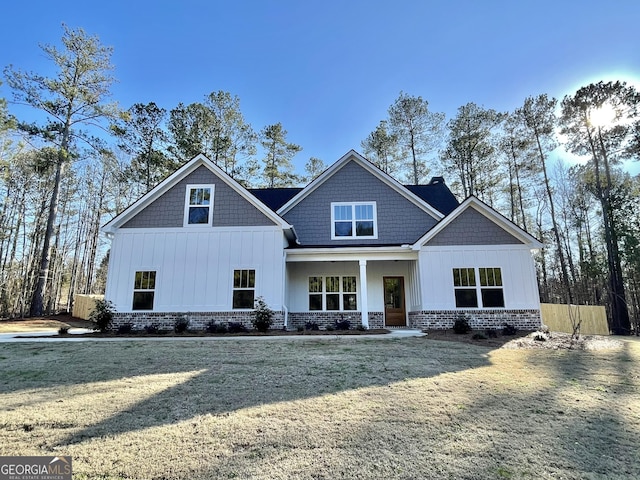 view of front of property with a front yard