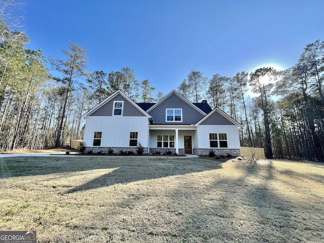 view of front of property featuring a front yard