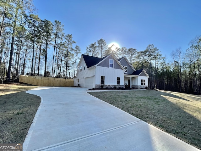 view of front facade featuring a garage and a front lawn