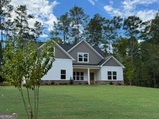 view of front of property featuring a front yard