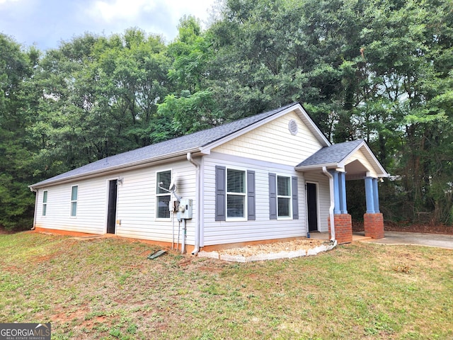 view of front of home featuring a front lawn