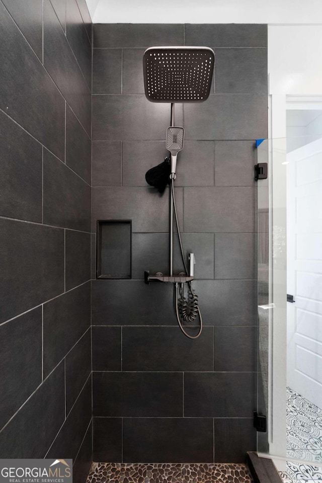 bathroom featuring a tile shower