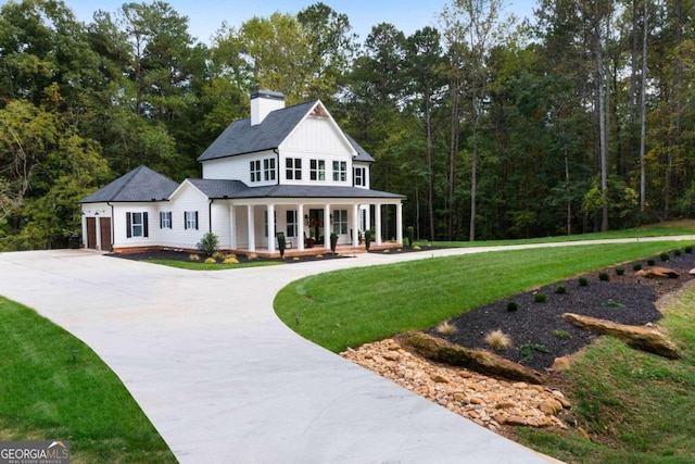 view of front of property featuring a front yard and covered porch