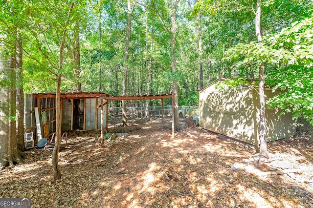 view of yard featuring an outbuilding