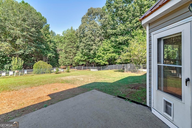 view of yard featuring a patio area