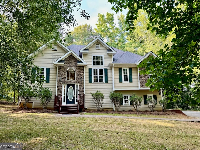 bi-level home featuring a front lawn