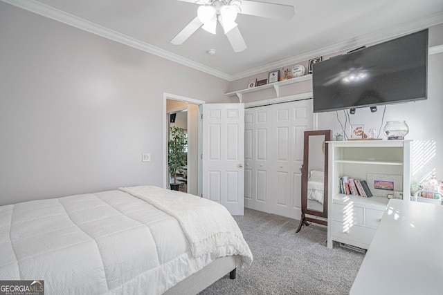 bedroom with crown molding, ceiling fan, light colored carpet, and a closet