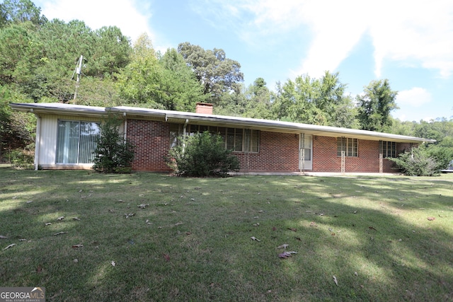 ranch-style home featuring a front lawn