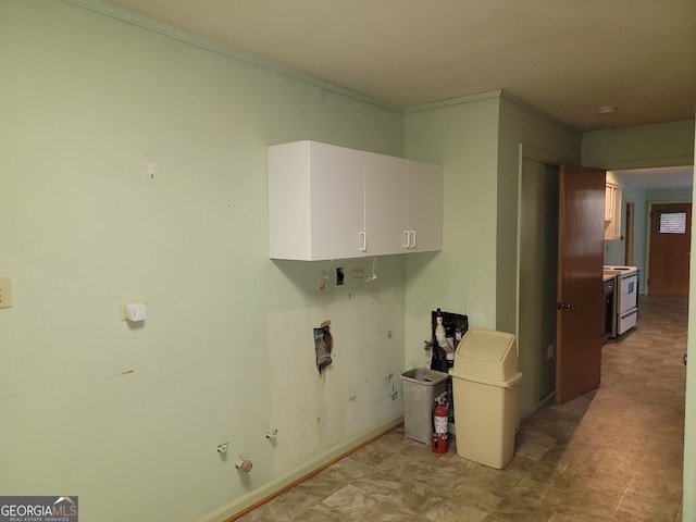 laundry area with cabinets and hookup for a gas dryer