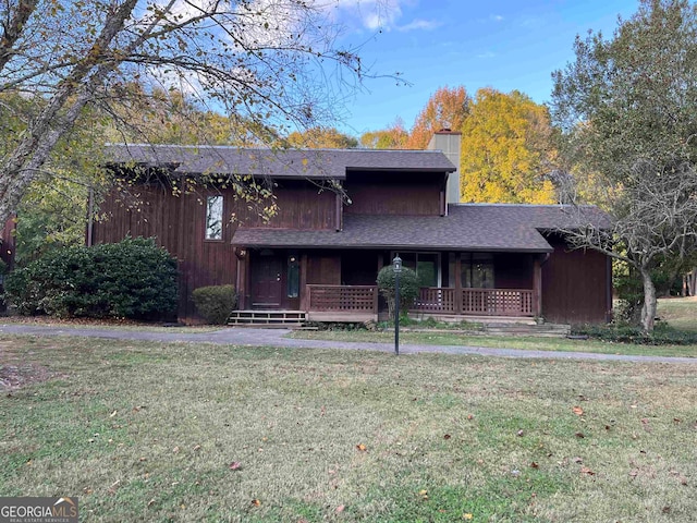 view of front facade featuring a front yard and covered porch