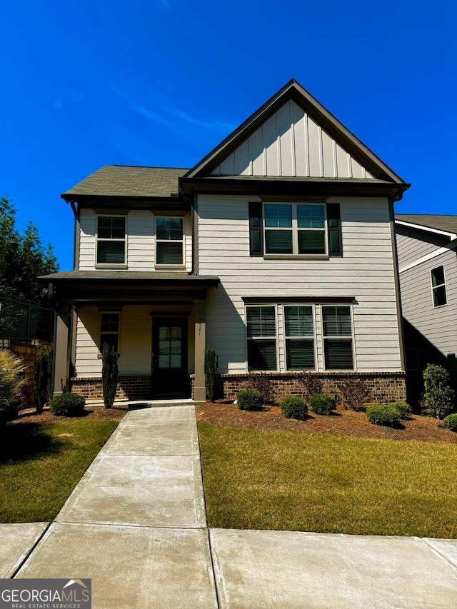 view of front of home featuring a front lawn and covered porch