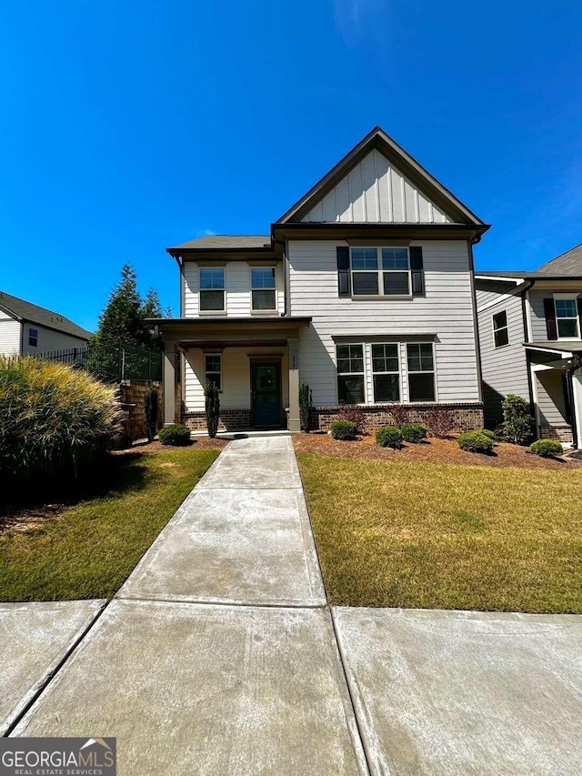 view of front of house featuring a front lawn