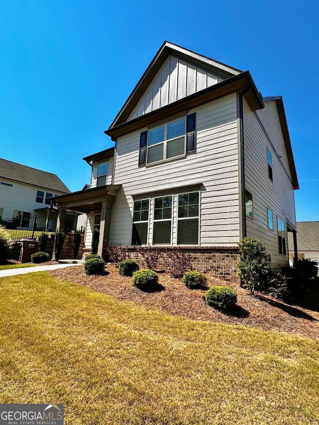 view of front of property featuring a front yard