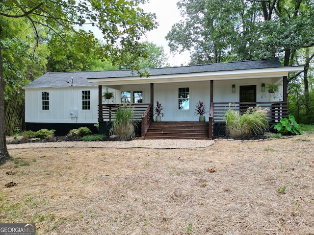 ranch-style home featuring a porch