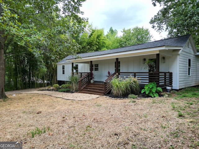 view of front of property featuring covered porch